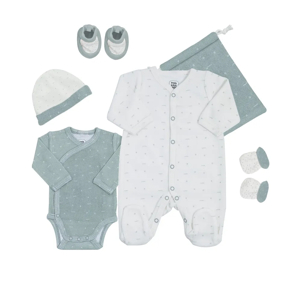 trois-kilos-sept-kit-naissance-b-b-unisexe-5-pi-ces-pyjama-body-bonnet-chaussons image 1