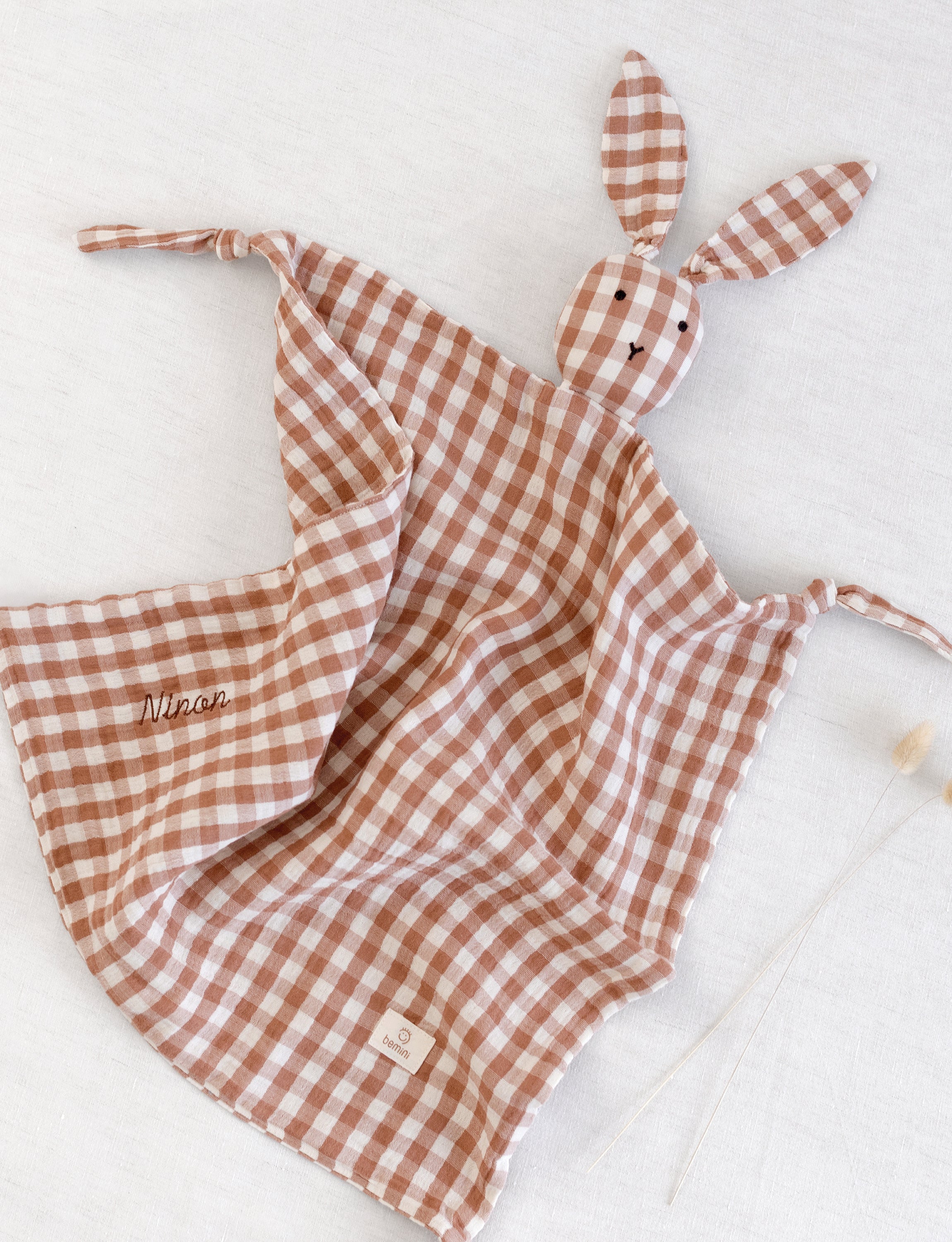 bemini-bunny-check-moka-doudou-lapin-motif-carreaux-avec-attache-t-tine-ultra-do image 1
