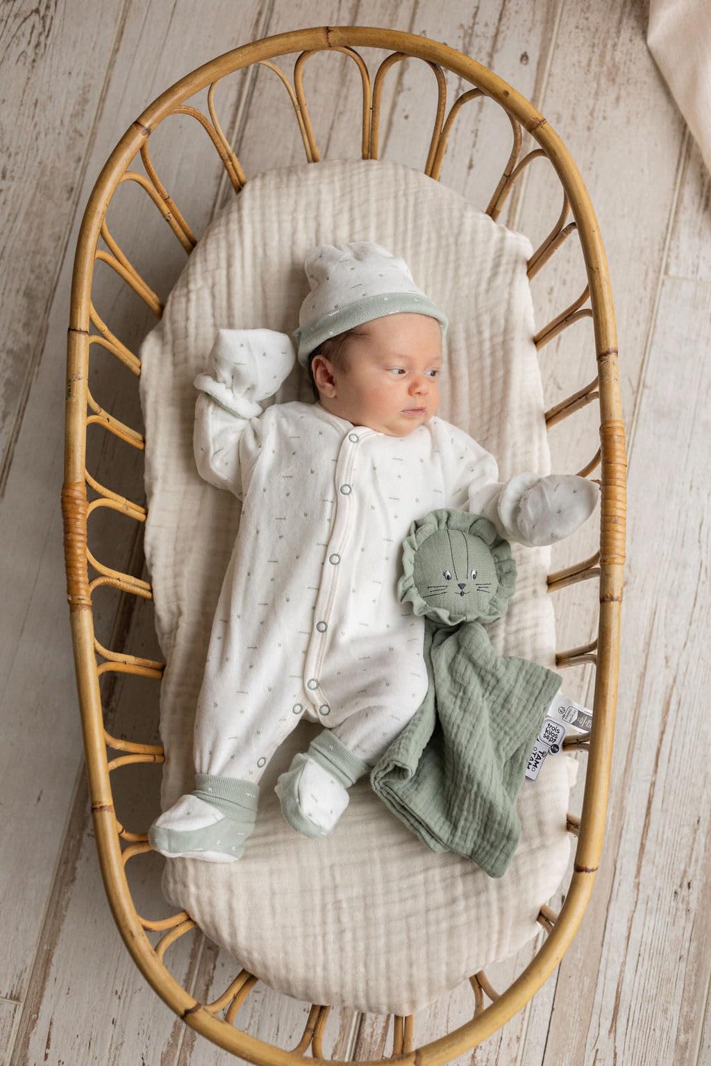 trois-kilos-sept-kit-naissance-b-b-unisexe-5-pi-ces-pyjama-body-bonnet-chaussons image 2