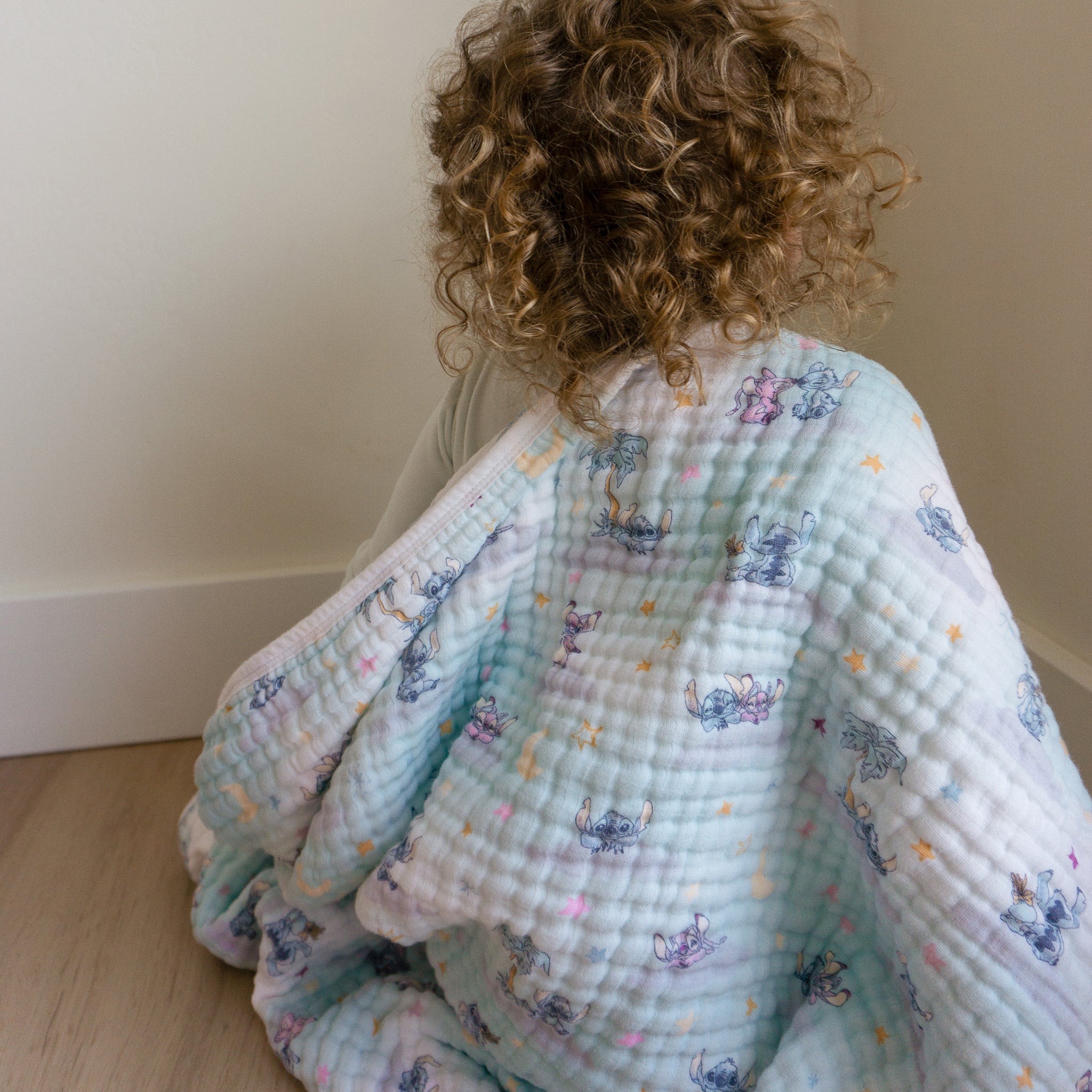 aden-anais-disney-lilo-stitch-essentials-cotton-muslin-dream-blanket-nouvelle-co image 4