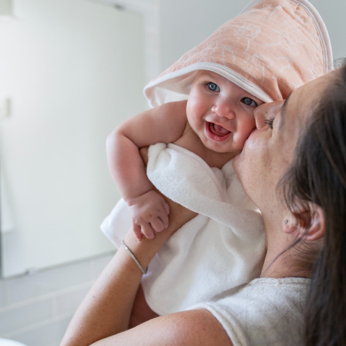 aden-anais-essentials-serviettes-de-bain-b-b-capuche-en-coton-ponge-et-mousselin image 2