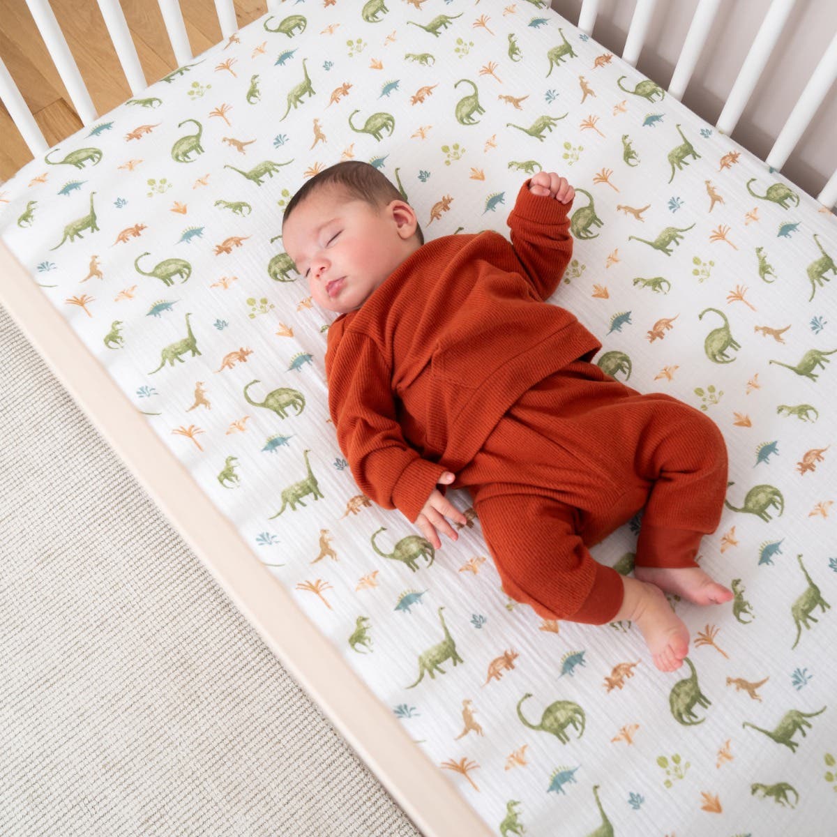 aden-anais-essentials-drap-housse-lit-b-b-en-mousseline-de-coton-imprim-dino-jun image 3