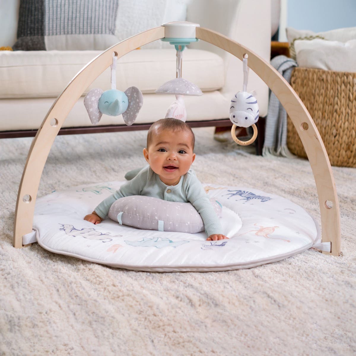 aden-anais-baby-activity-gym-tapis-d-veil-arches-en-bois-de-bouleau-avec-jouets- image 2